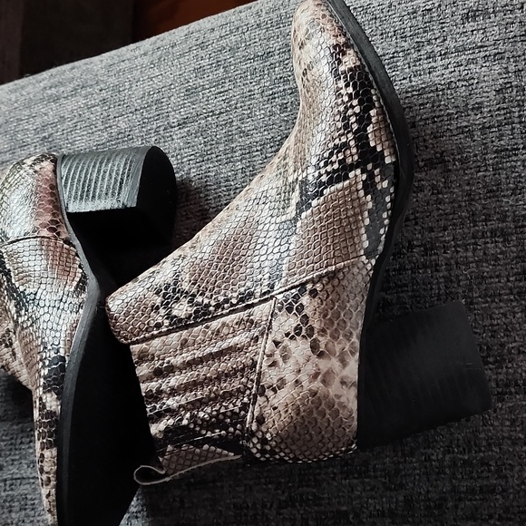 Blondo Noa Waterproof Brown Snakeskin Print Side Zip Block Heel Ankle Bootie - Picture 5 of 10